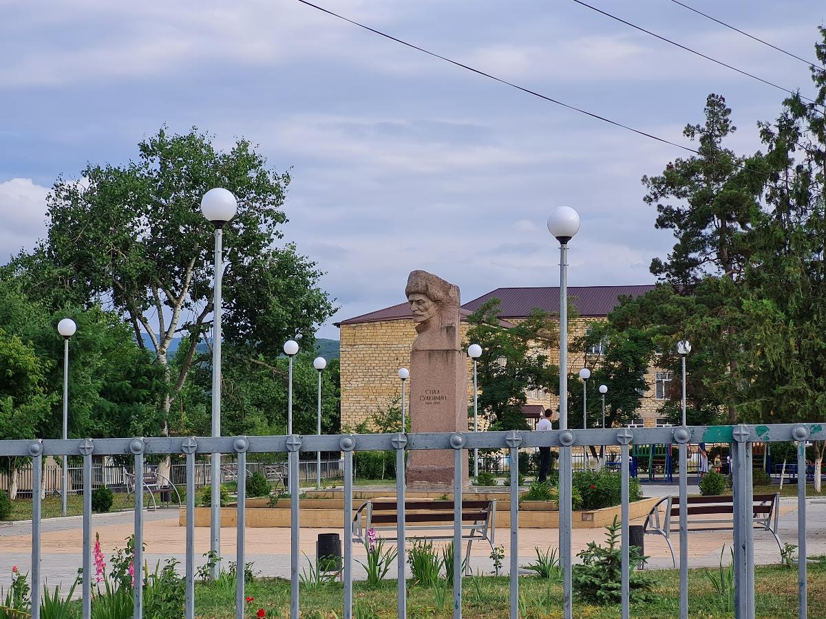 Памятник Сулейману-Стальскому.